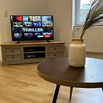 Bliss - Arbeitsplatz, Docking Station, Netflix